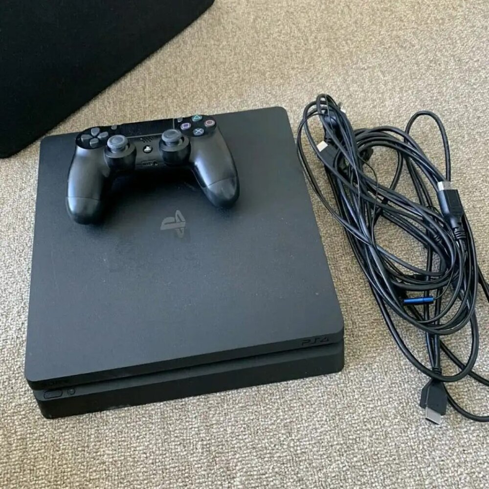 PS4 with one controller and cables + fifa 16 - no issues or damage